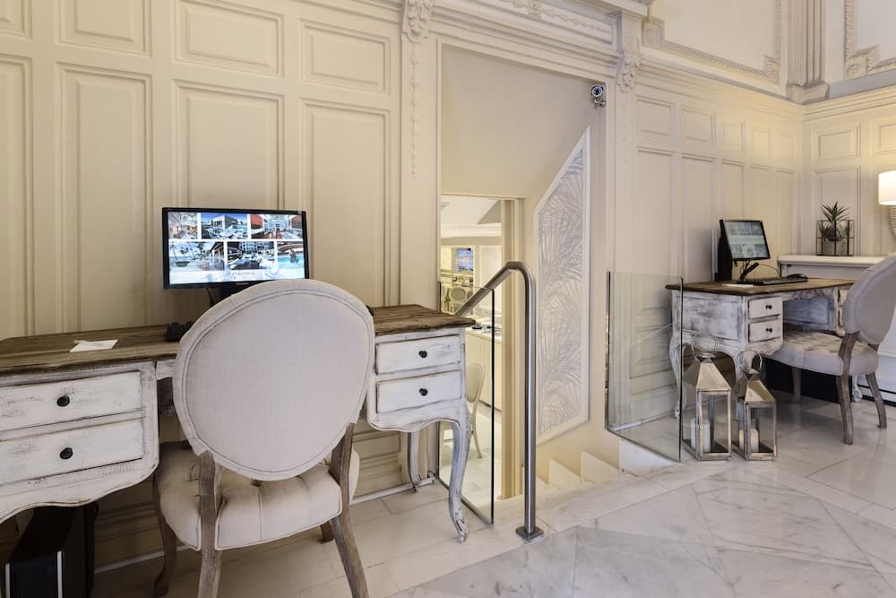 Catalonia Las Cortes Hotel — 24