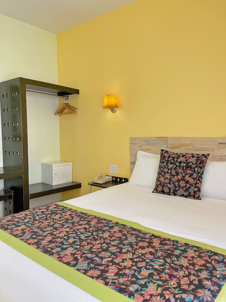 Seven Crown Express & Suites by Kavia — 11