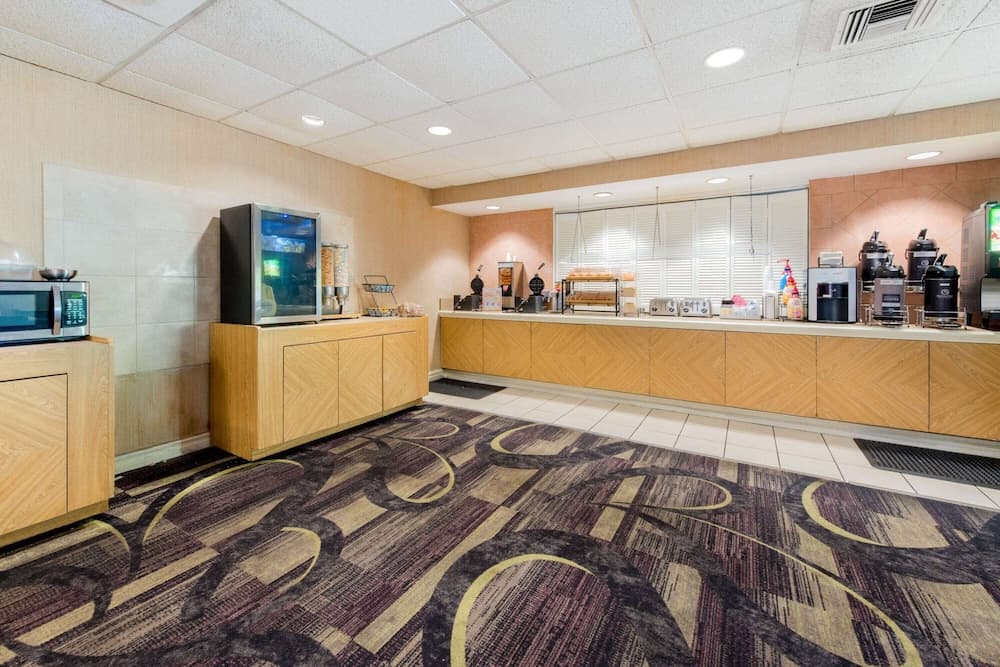 La Quinta Inn & Suites by Wyndham Ft Lauderdale Cypress Cr — 29