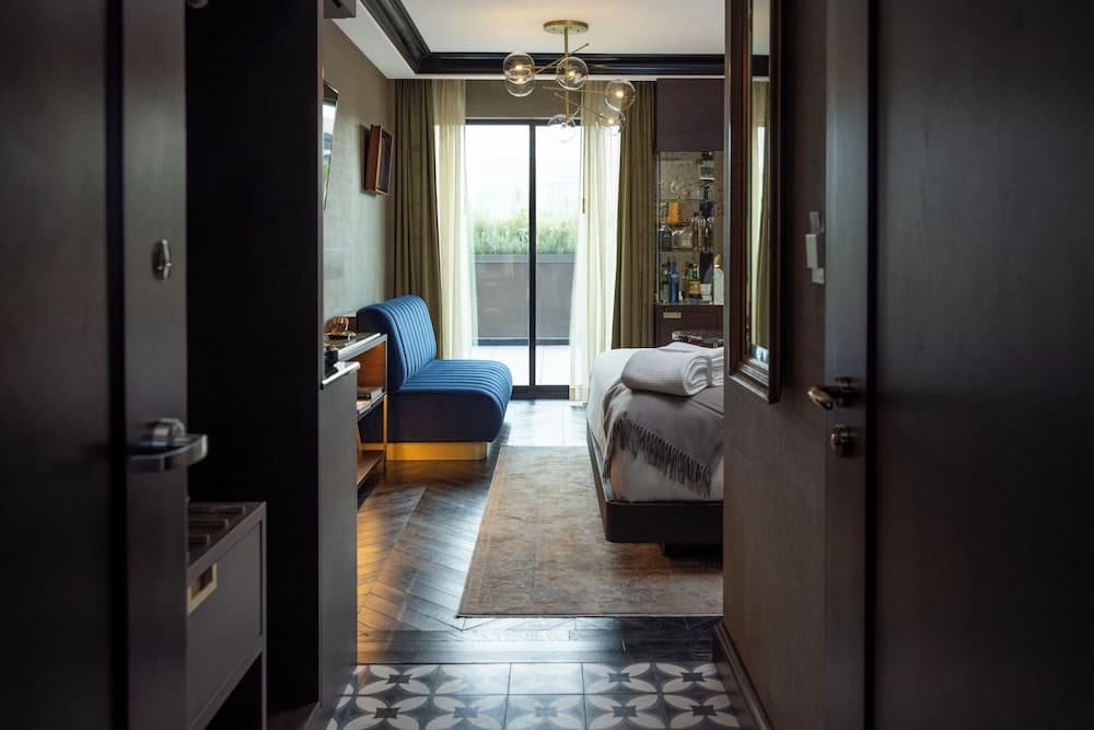 Whisky Hotel — 5