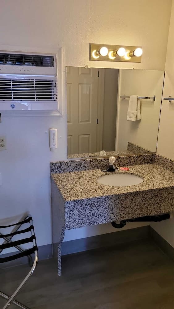 Econo Lodge Las Vegas NM — 27