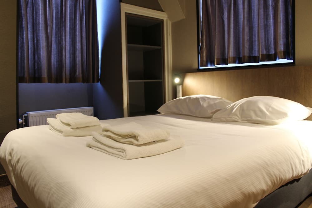 Hotel Blossoms — 3