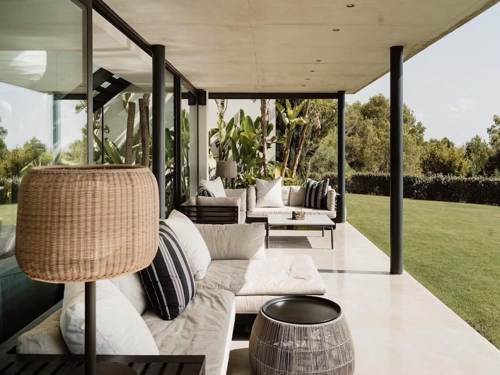 Modern Villa With Minimalistic Decor — 3