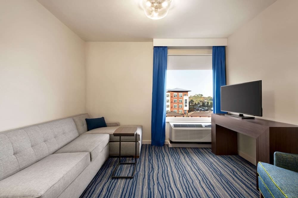 La Quinta Inn & Suites by Wyndham Orlando - IDrive Theme Parks — 14