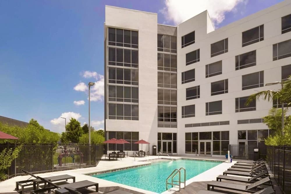 Kompose Boutique Hotel Miami Flughafen — 9