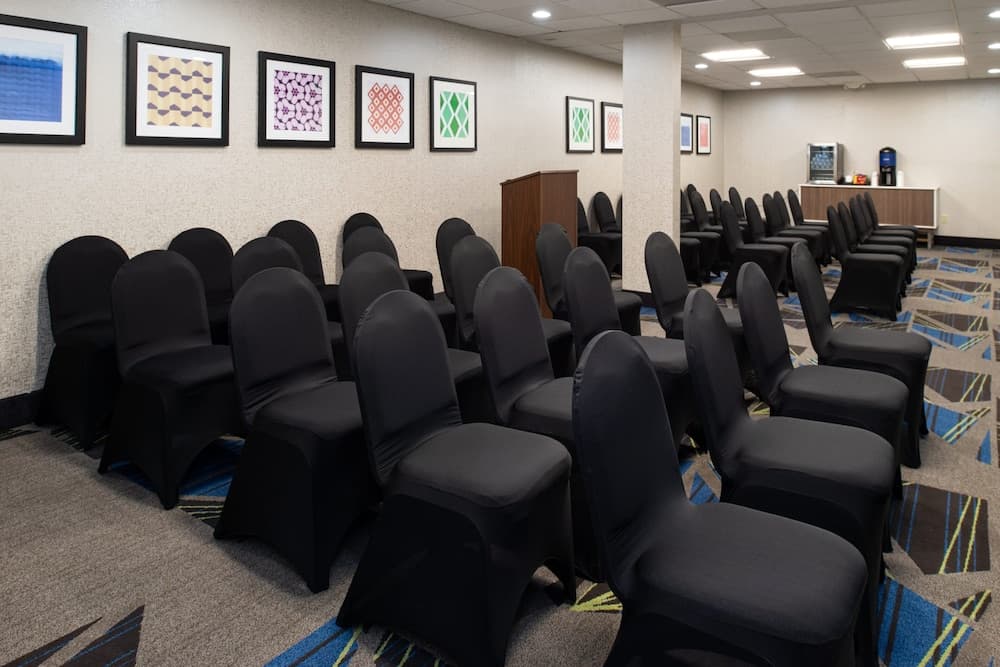 Holiday Inn Express & Suites Los Angeles Downtown West by IHG — 30