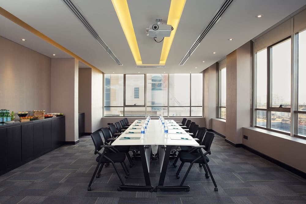 Four Points by Sheraton Production City, Dubai — 11