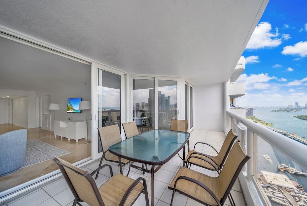 Condominio con vista a la bahía y balcón — 2