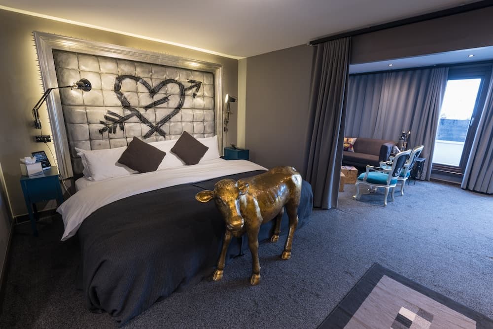 L'Hotel Exhibitionist — 1