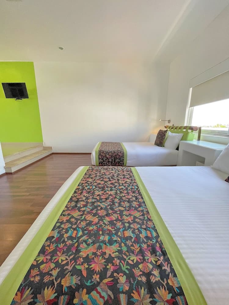 Seven Crown Express & Suites by Kavia — 9