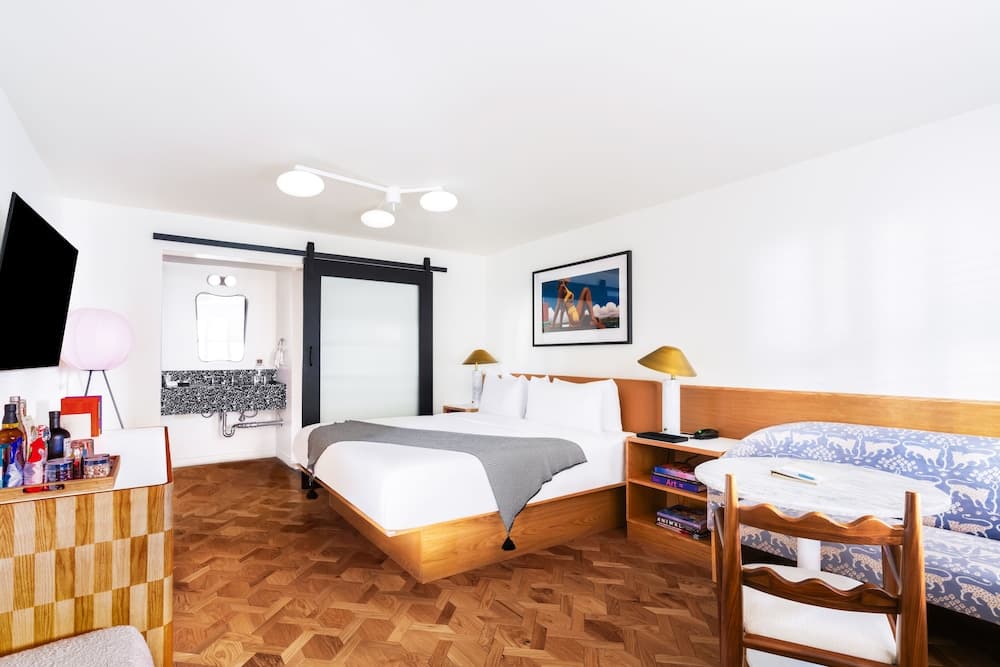 Short Stories Hotel — 13