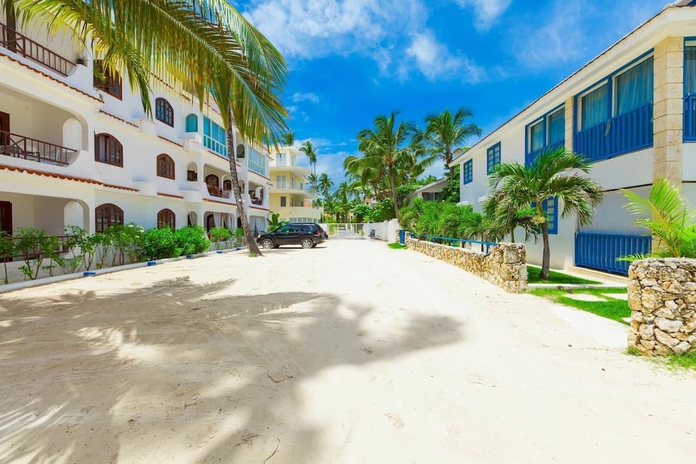 Punta Cana Beachfront Apartment With BBQ Private Terrace — 17