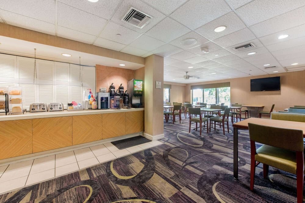 La Quinta Inn & Suites by Wyndham Ft Lauderdale Cypress Cr — 30