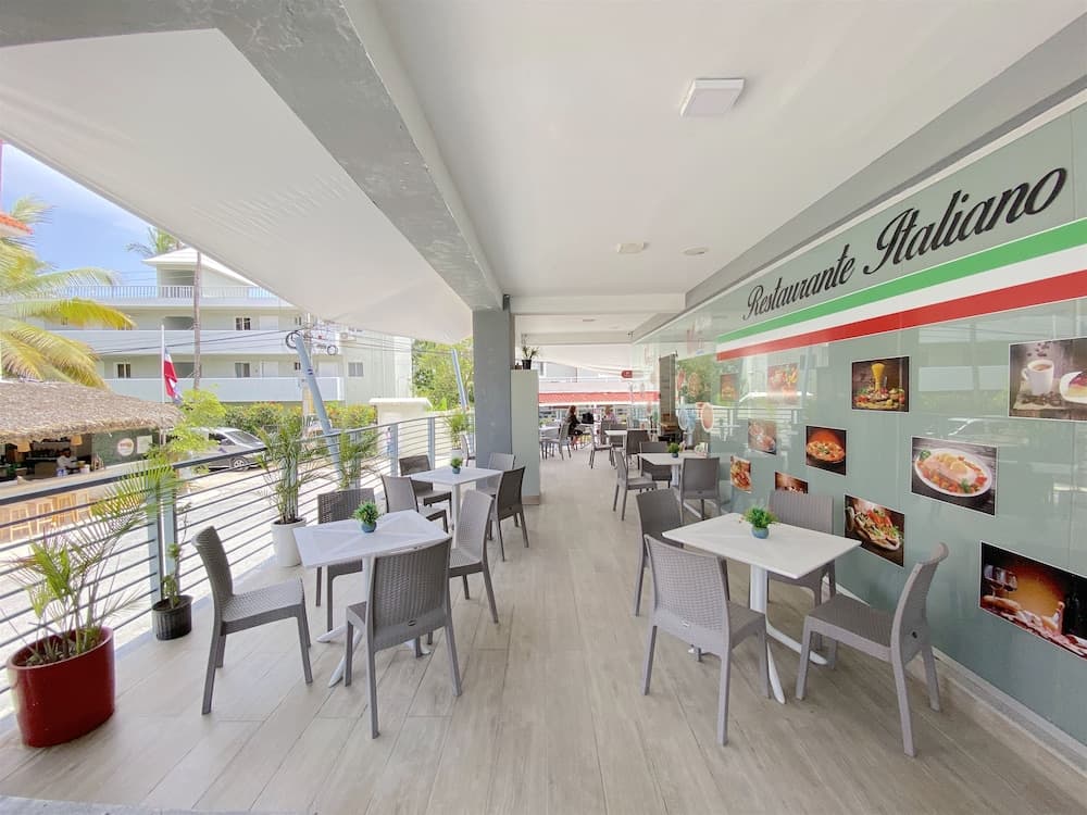 Aventura Deluxe Suites Rooftop Pool — 8