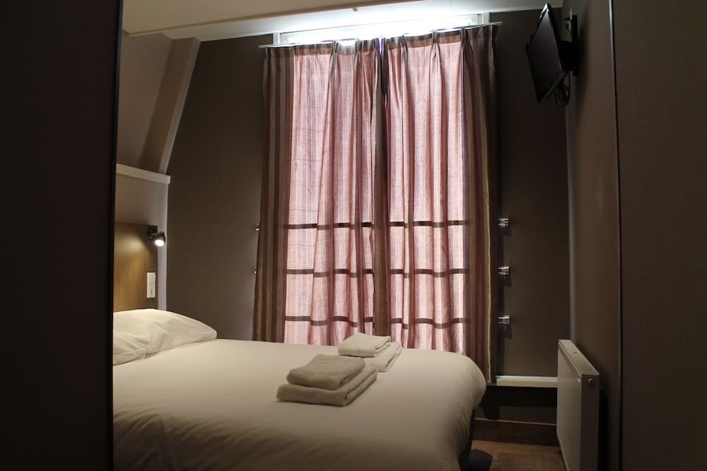 Hotel Blossoms — 5