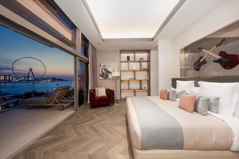 FIVE LUXE — 26