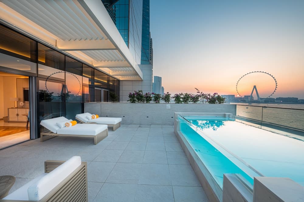 FIVE LUXE — 8