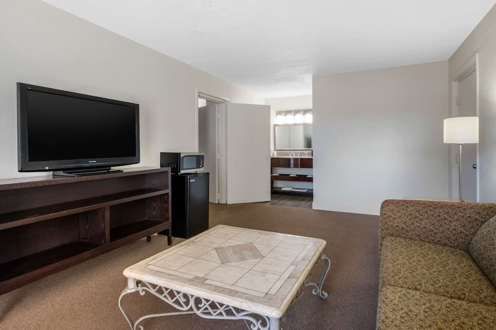 Econo Lodge Flughafen am RJ-Stadion — 23