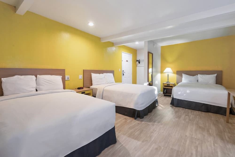 Hotel H-Wood — 18