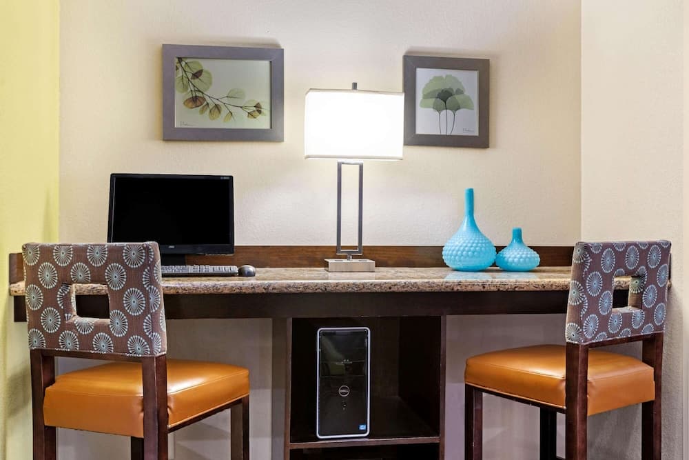 La Quinta Inn & Suites by Wyndham Tampa North I-75 — 11