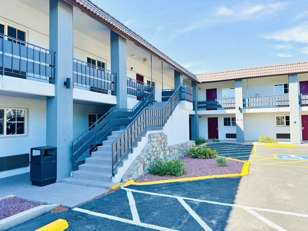 Red Roof Inn Miami, AZ — 16