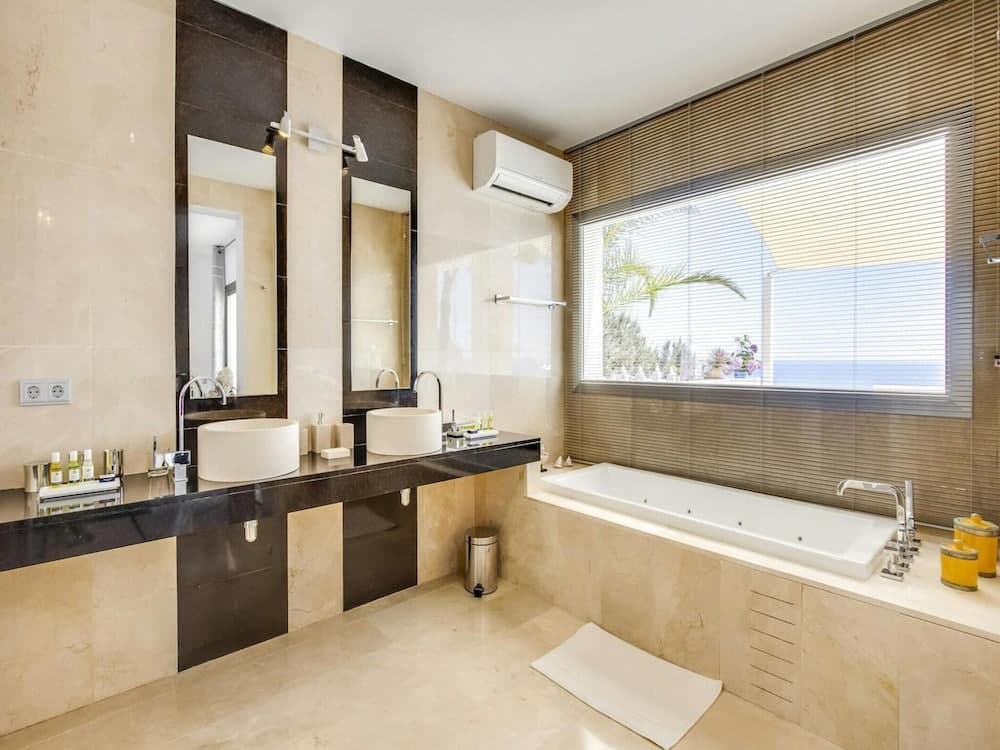 Beautiful Villa With Leisure Activities — 6