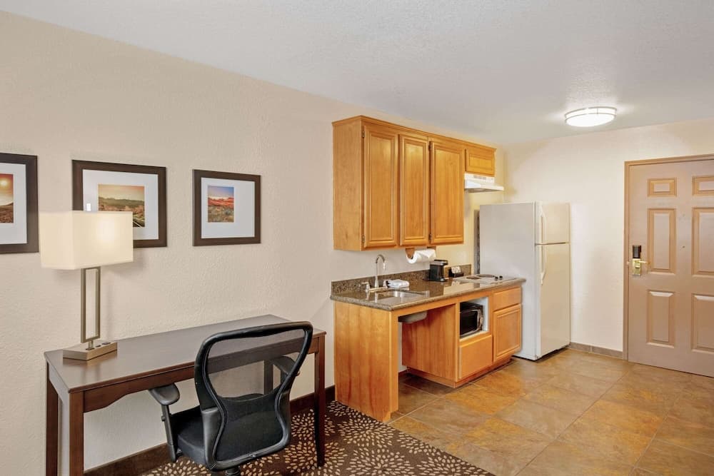 La Quinta Inn &amp; Suites by Wyndham Las Vegas Red Rock — 14