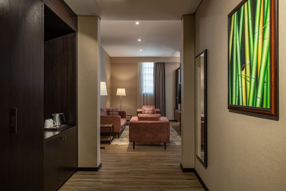 Four Points by Sheraton Production City, Dubai — 13