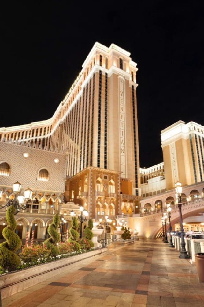 The Venetian Prestige Club Lounge — 7