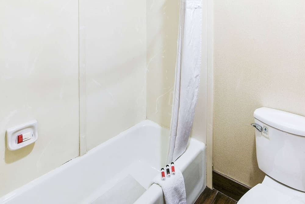 Travelodge by Wyndham Commerce Los Angeles Area — 17