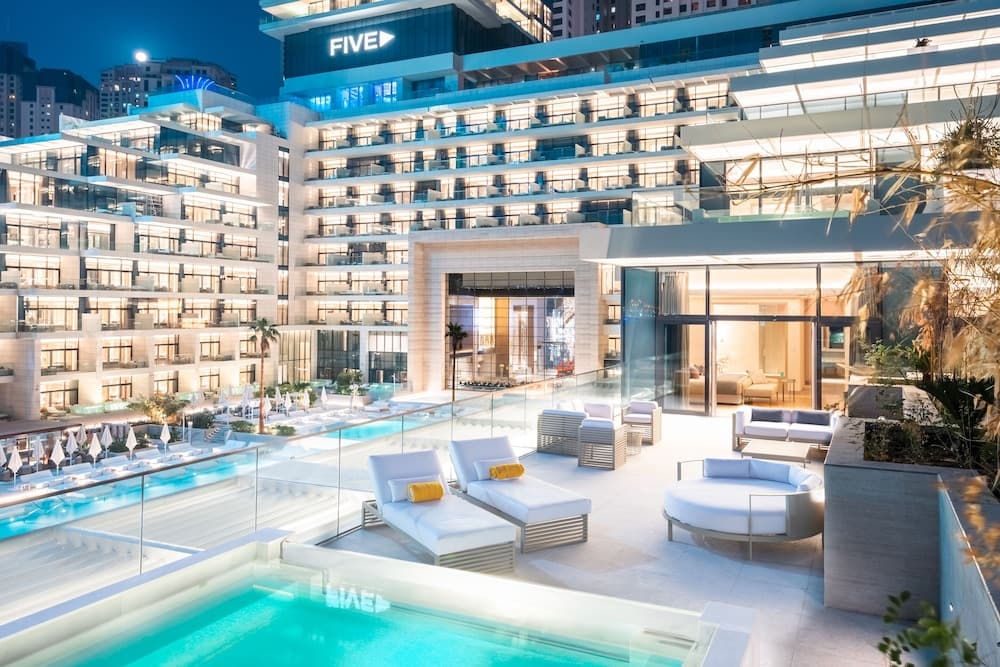 FIVE LUXE — 6