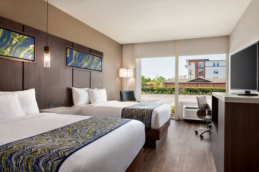 La Quinta Inn & Suites by Wyndham Orlando - IDrive Theme Parks — 12