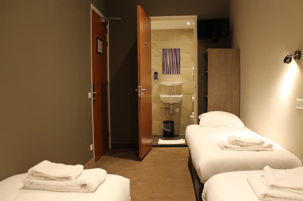 Hotel Blossoms — 8