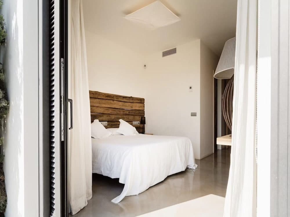 Modern Villa With Minimalistic Decor — 27