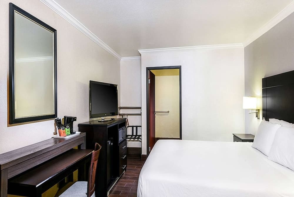 Travelodge by Wyndham Commerce Los Angeles Area — 8
