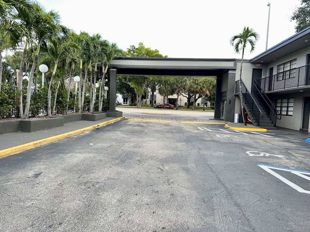 Americas Best Inn and Suites Fort Lauderdale North — 10