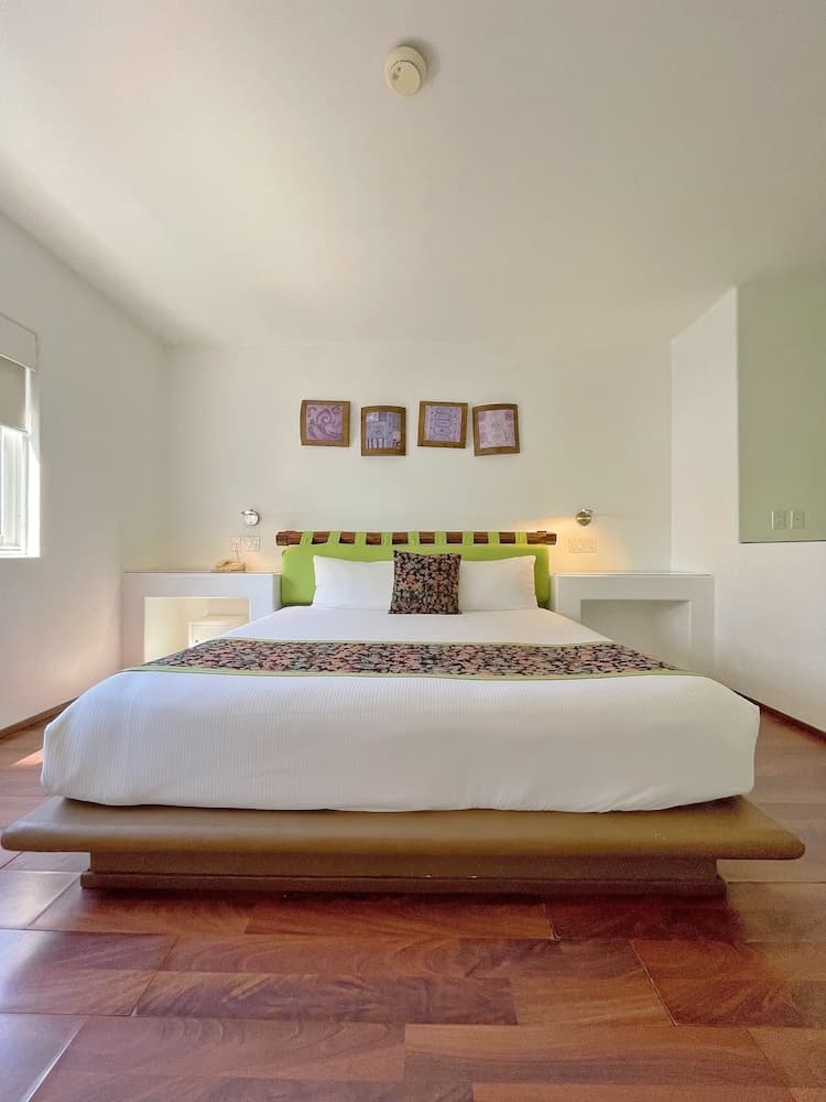 Seven Crown Express & Suites by Kavia — 5
