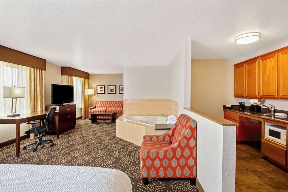La Quinta Inn &amp; Suites by Wyndham Las Vegas Red Rock — 10