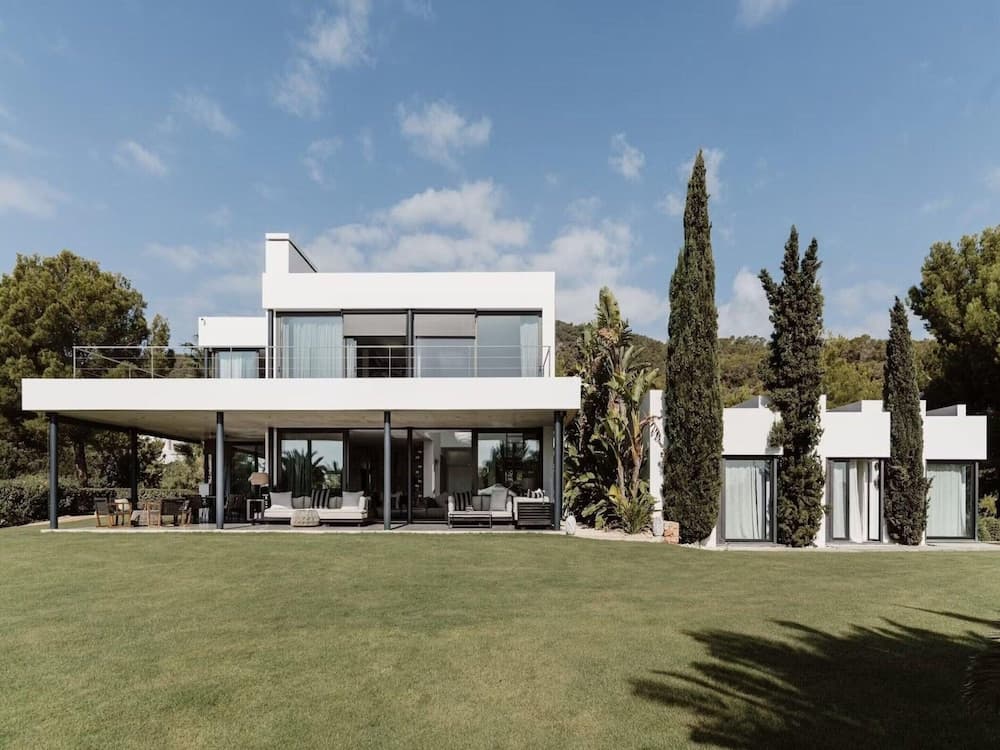 Modern Villa With Minimalistic Decor — 2