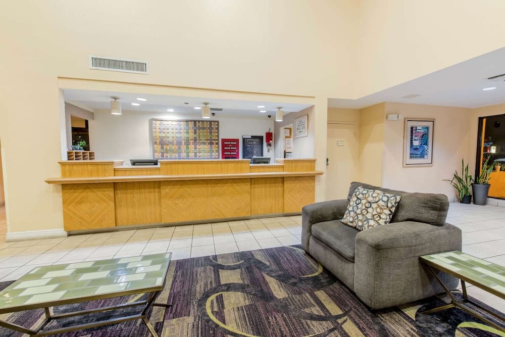 La Quinta Inn & Suites by Wyndham Ft Lauderdale Cypress Cr — 18