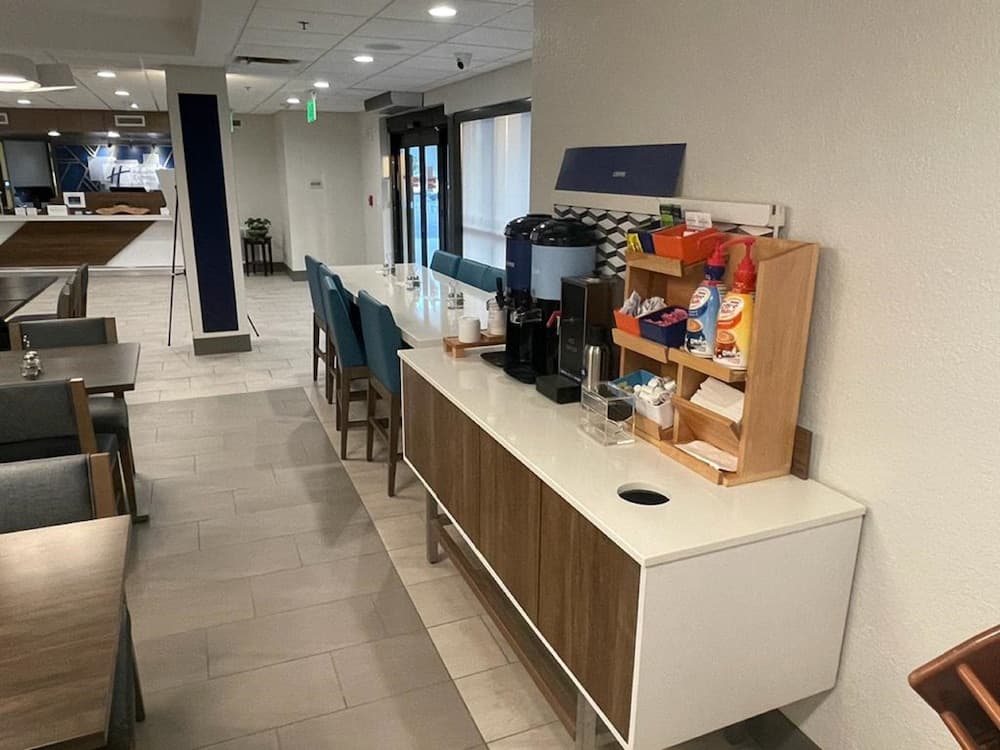 Holiday Inn Express & Suites Ft. Lauderdale N - Exec Airport by IHG — 11