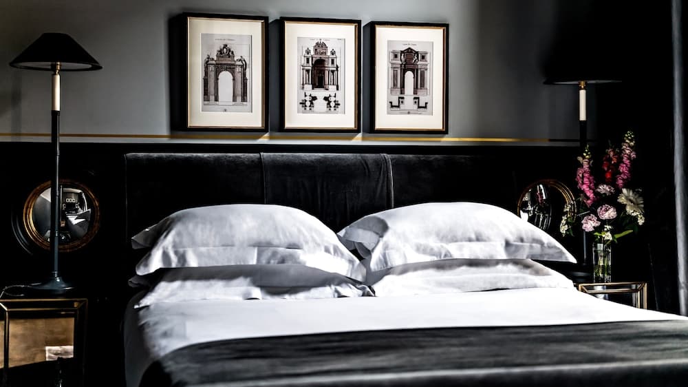 Monsieur George Hotel & Spa – Champs Elysées — 16