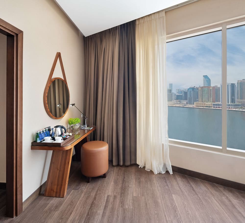 Radisson Blu Hotel, Dubai Canal View — 9