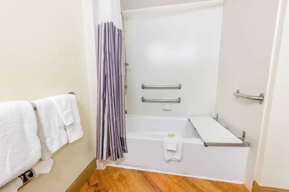 La Quinta Inn & Suites by Wyndham Ft Lauderdale Cypress Cr — 11