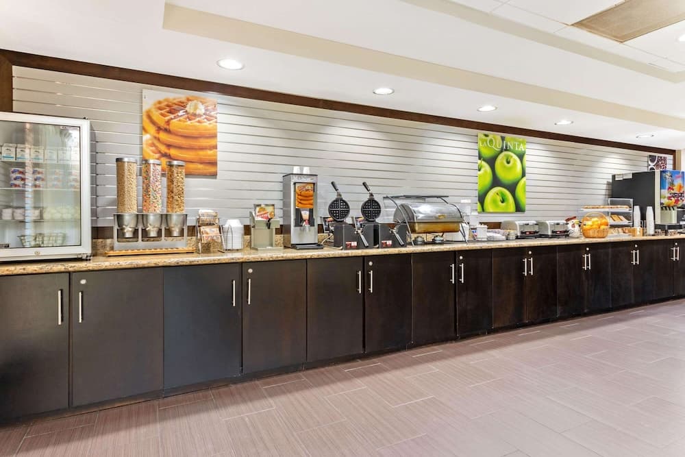La Quinta Inn & Suites by Wyndham Tampa North I-75 — 9