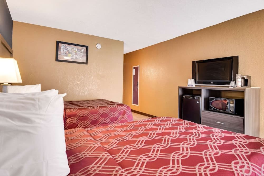 Econo Lodge Tampa near Busch Gardens — 13