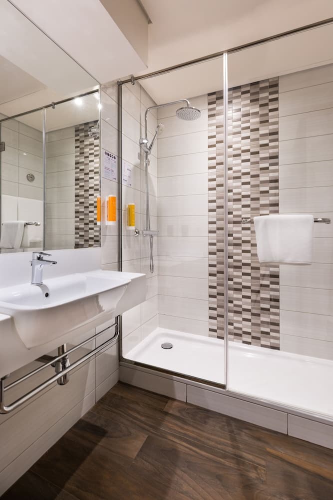 Premier Inn Dubai Ibn Battuta Mall — 22