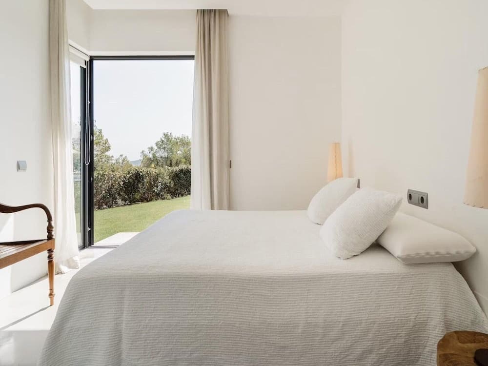 Modern Villa With Minimalistic Decor — 8
