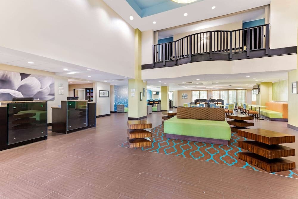 La Quinta Inn & Suites by Wyndham Tampa North I-75 — 15