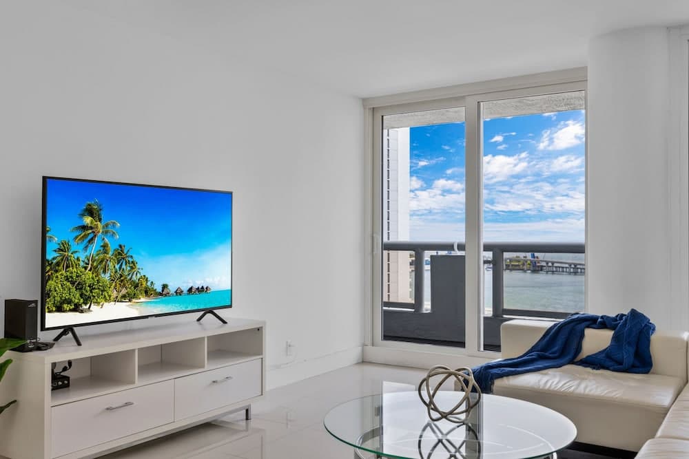Condominio con vista a la bahía y balcón — 8